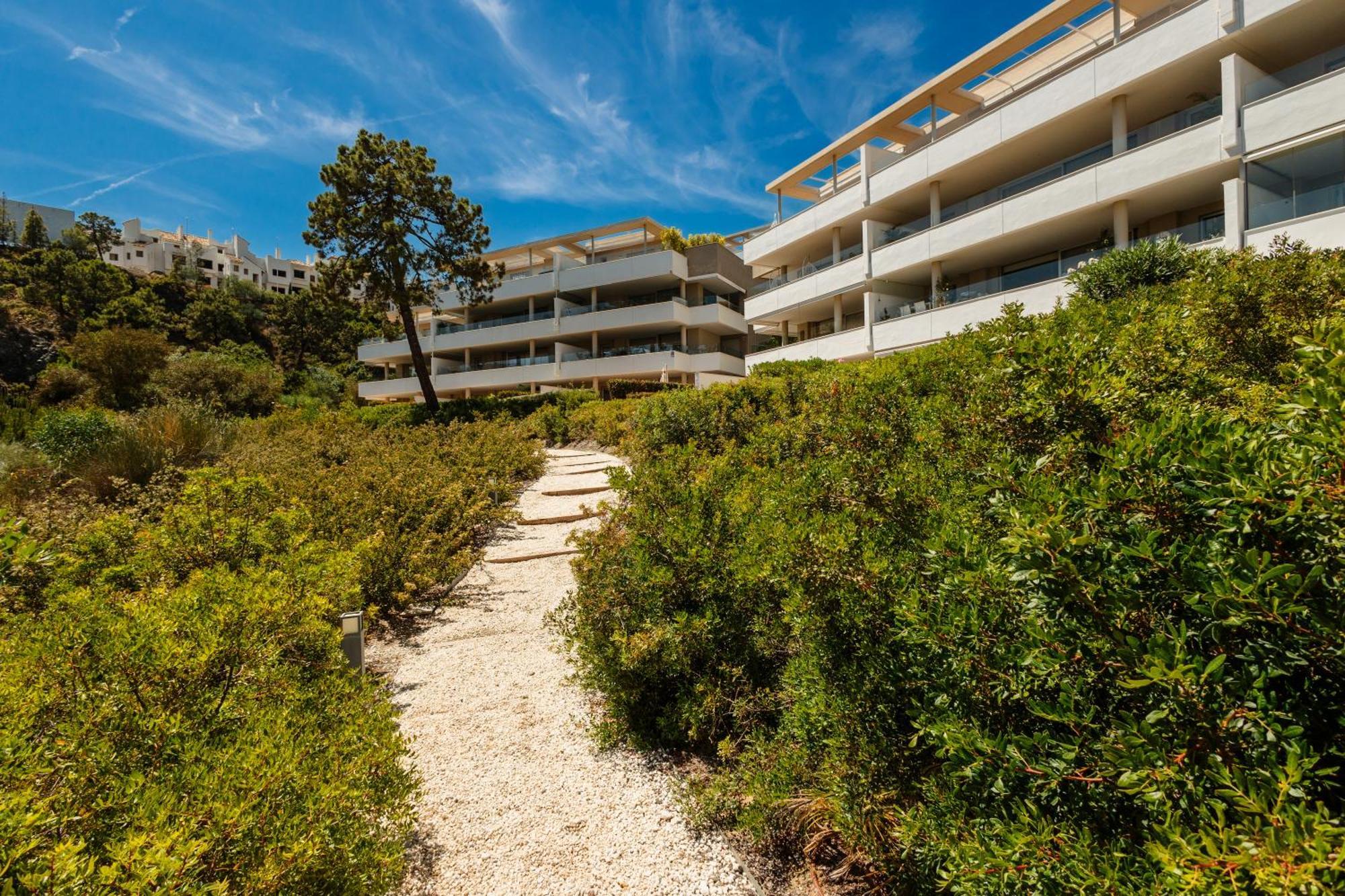 Modern Apartment, With Large Private Terrace And Panoramic Sea Views, In Бенахавис Экстерьер фото
