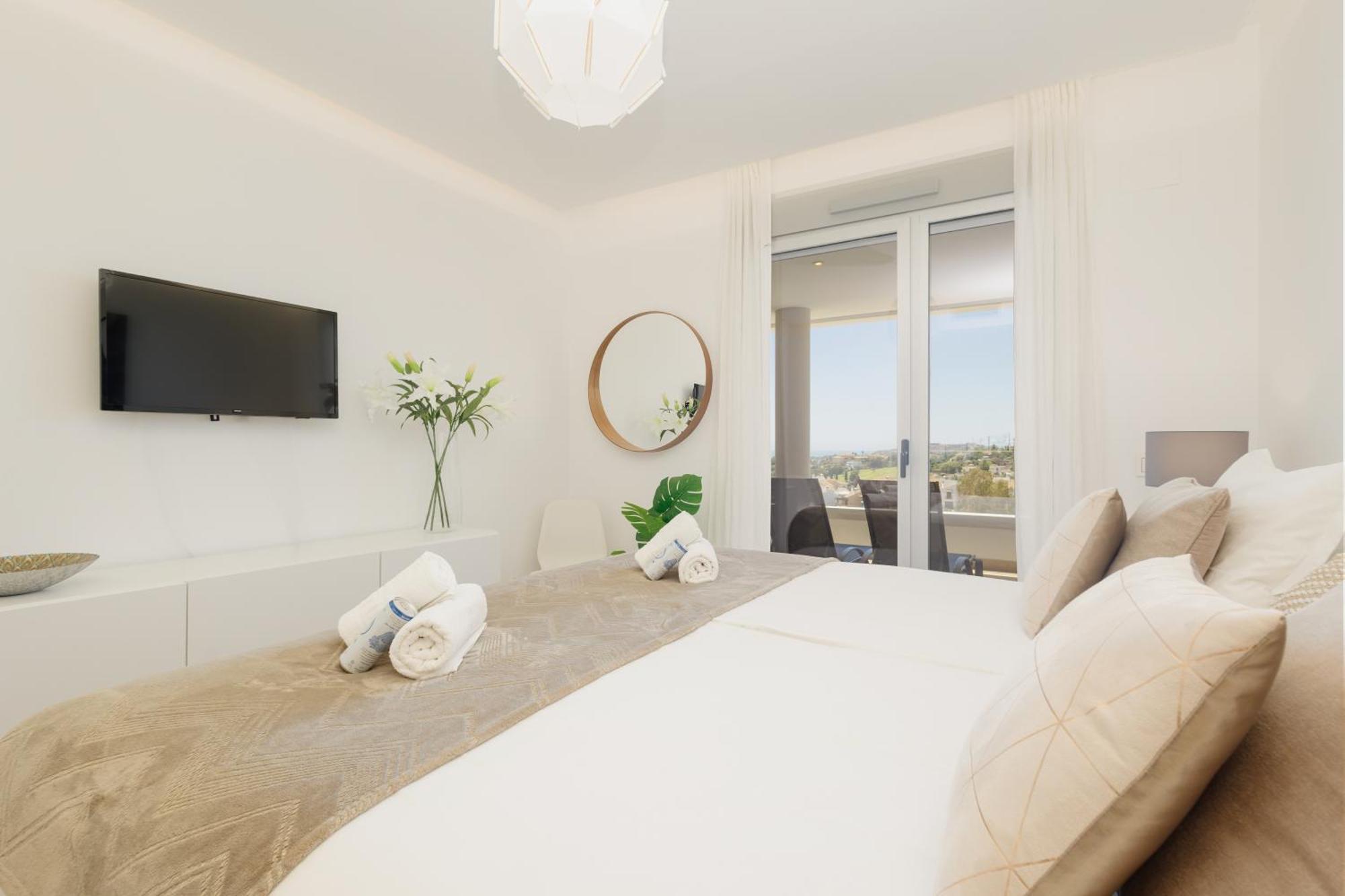 Modern Apartment, With Large Private Terrace And Panoramic Sea Views, In Бенахавис Экстерьер фото