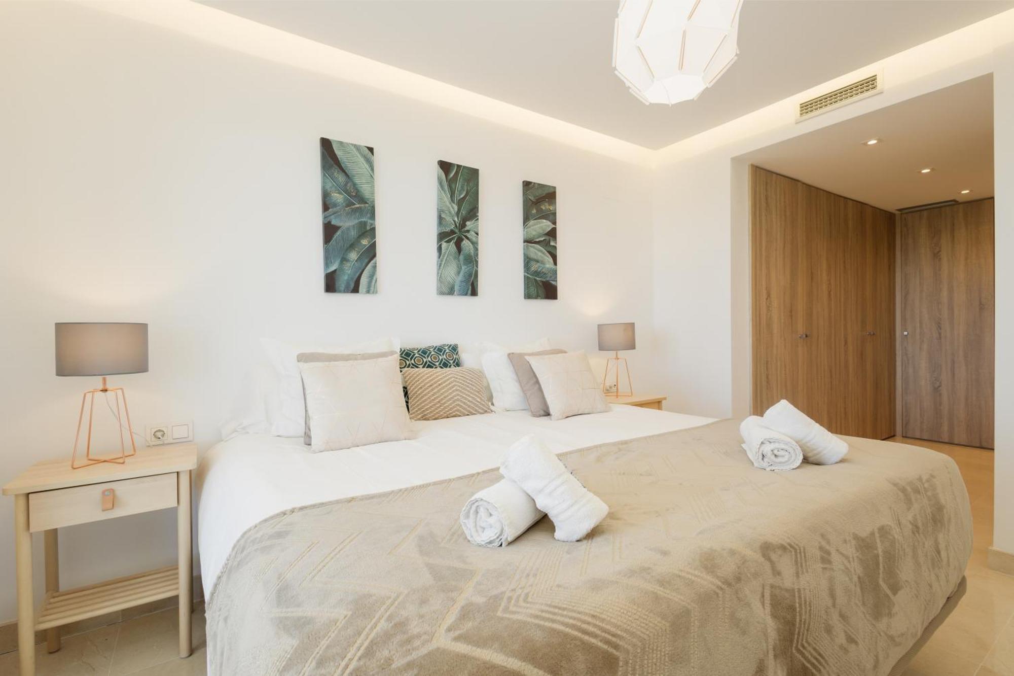 Modern Apartment, With Large Private Terrace And Panoramic Sea Views, In Бенахавис Экстерьер фото